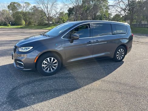 Used 2022 Chrysler Pacifica Touring-L FWD image 14