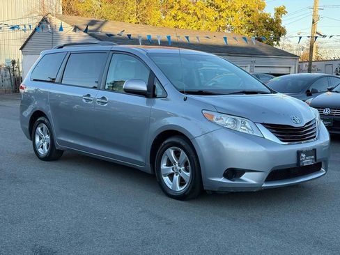 Used 2013 Toyota Sienna LE image 15