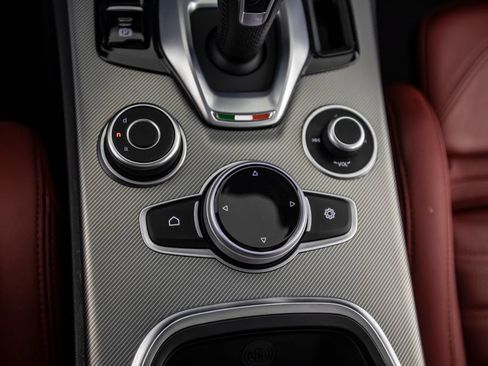 Used 2022 Alfa Romeo Stelvio Veloce AWD/4WD image 31
