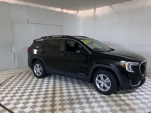 Used 2024 GMC Terrain SLE w/ Driver Convenience Package AWD/4WD image 2