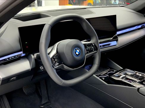 Used 2025 BMW i5 xDrive40 w/ M Sport Package AWD/4WD image 3