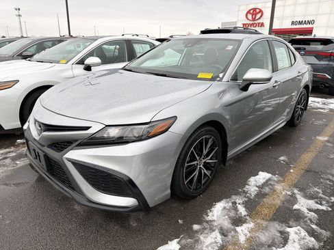 Used 2022 Toyota Camry SE image 4