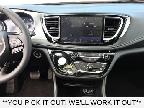 Used 2025 Chrysler Pacifica Limited FWD image 26