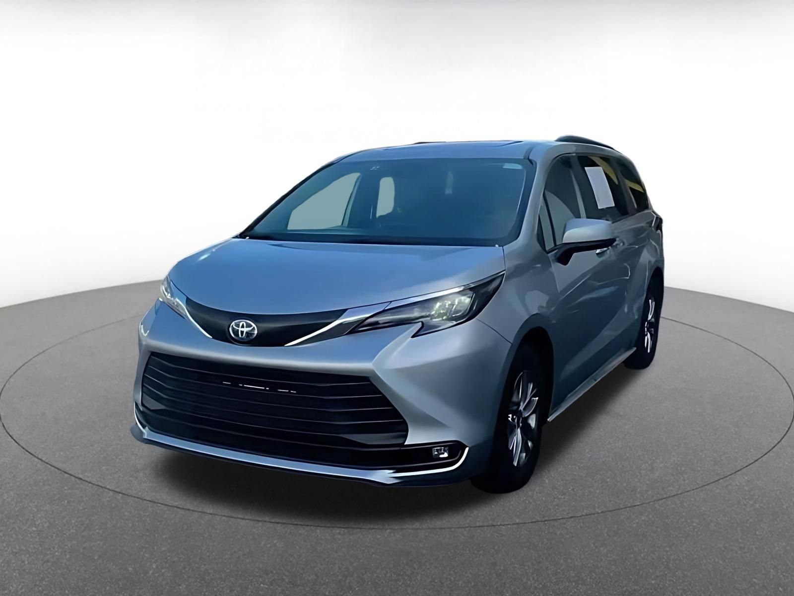Used 2025 Toyota Sienna XLE FWD image 7