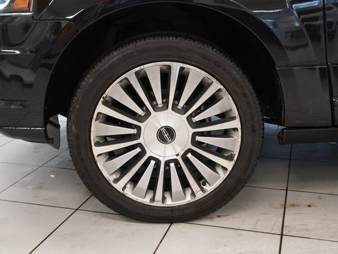 Used 2015 Lincoln Navigator 4WD image 19