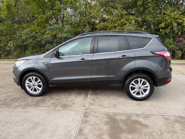 Used 2017 Ford Escape SE w/ Equipment Group 201A AWD/4WD image 2
