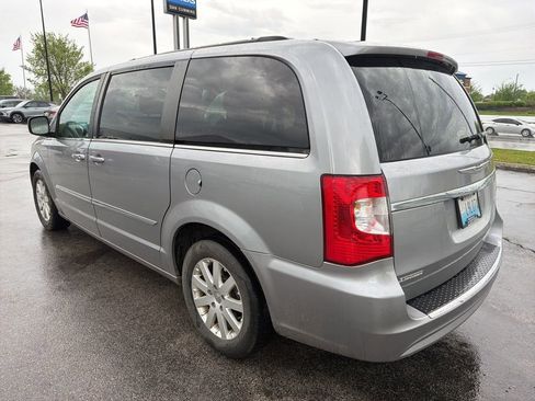Used 2014 Chrysler Town & Country Touring image 4