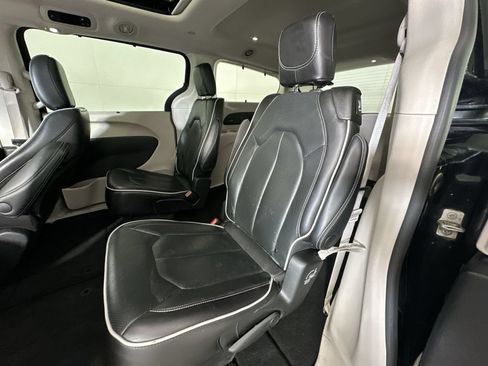 Used 2023 Chrysler Pacifica Limited FWD image 23