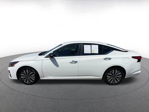 Used 2025 Nissan Altima 2.5 SV FWD image 9