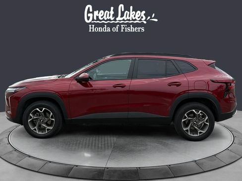 Used 2025 Chevrolet Trax LT FWD image 2