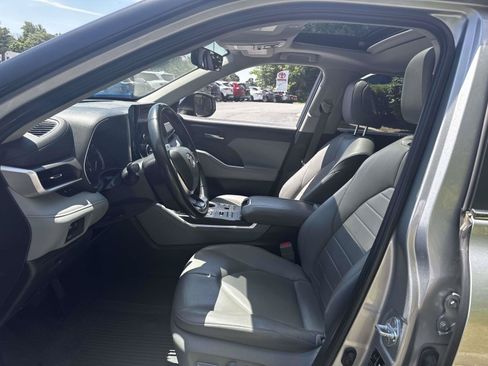 Used 2023 Toyota Highlander XLE AWD/4WD image 18