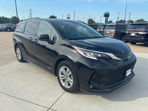 Used 2021 Toyota Sienna XSE w/ XSE Plus Package AWD/4WD image 11