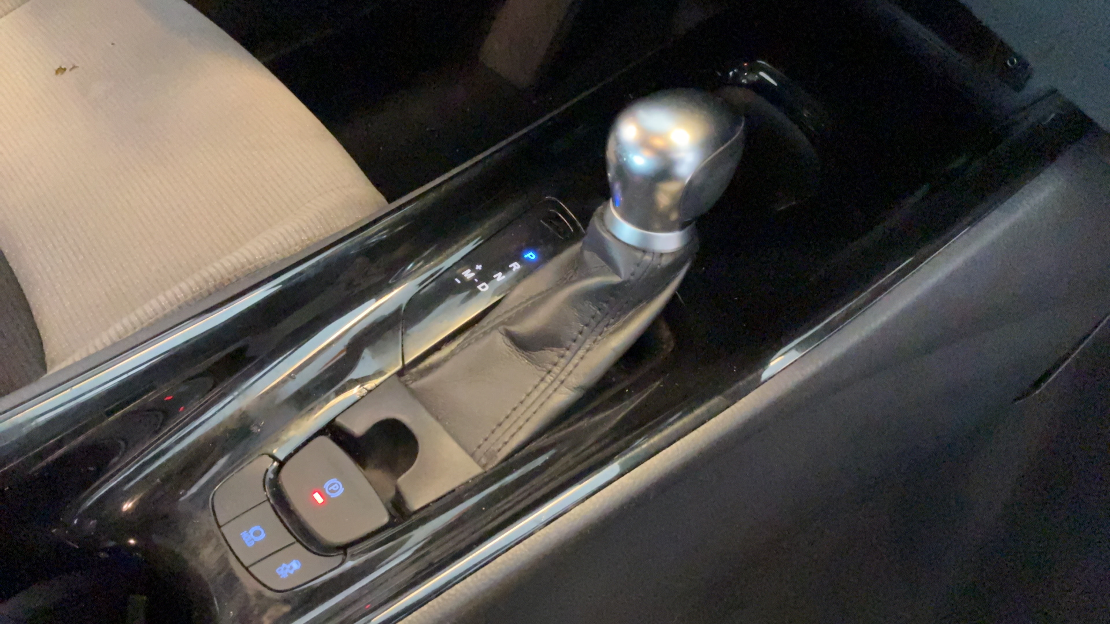 Used 2019 Toyota C-HR XLE FWD image 32