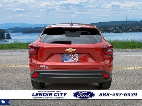 Used 2024 Chevrolet Trax LS w/ LS Convenience Package FWD image 4