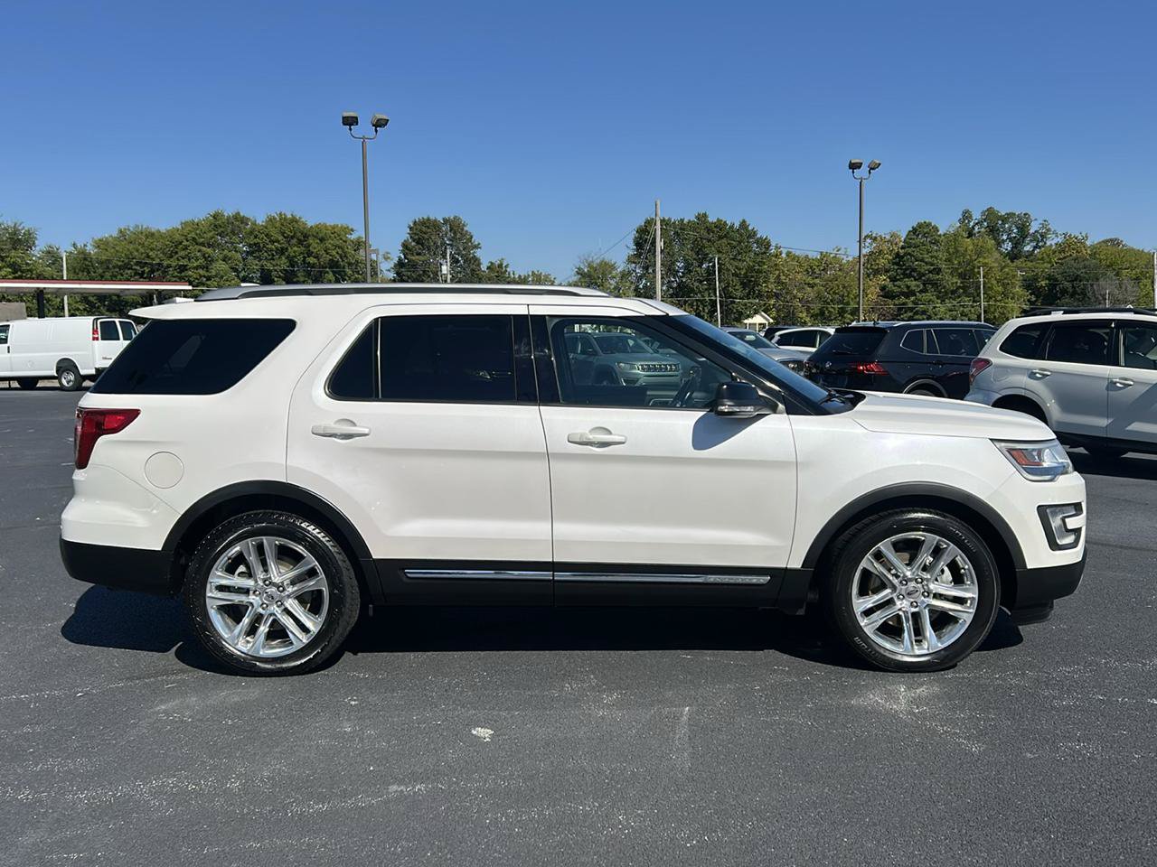 Used 2017 Ford Explorer XLT w/ Equipment Group 202A FWD image 4