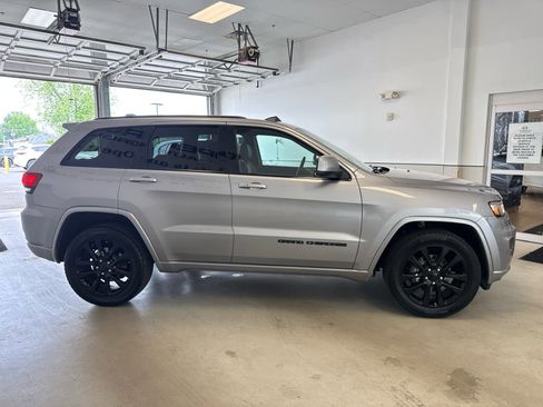 Used 2020 Jeep Grand Cherokee Altitude AWD/4WD image 7