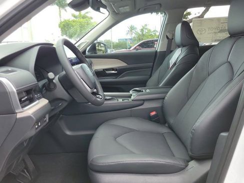New 2026 Toyota Grand Highlander FWD image 9