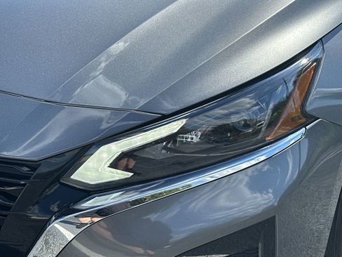Used 2025 Nissan Altima 2.5 SV FWD image 11