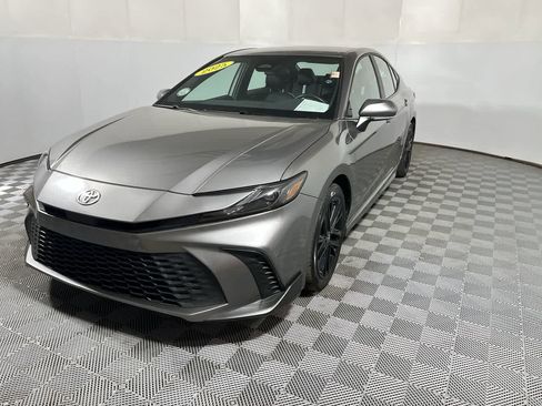 Used 2025 Toyota Camry SE image 4