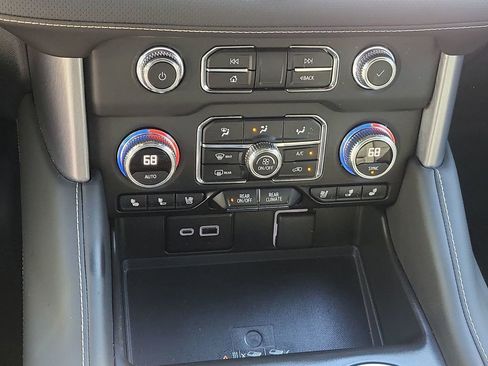 Used 2024 GMC Yukon XL SLT w/ SLT Luxury Package image 35