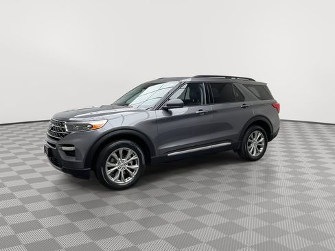 Certified 2022 Ford Explorer XLT w/ Equipment Group 202A AWD/4WD image 38