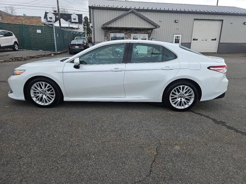 Used 2018 Toyota Camry XLE image 6