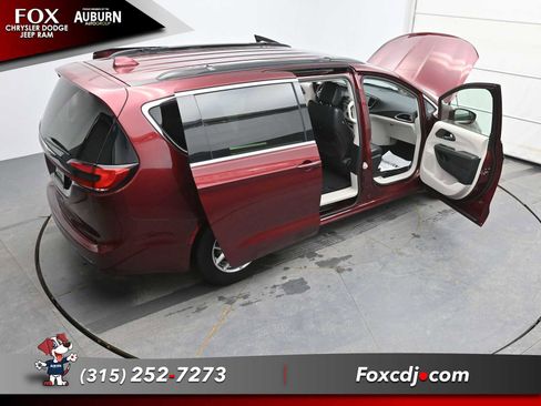 Used 2022 Chrysler Pacifica Touring-L image 38