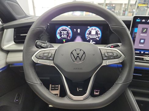 New 2025 Volkswagen Tiguan SE R-Line image 13