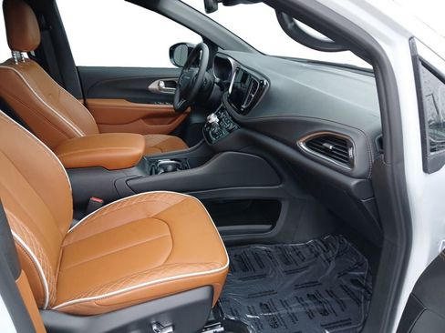 New 2026 Chrysler Pacifica Pinnacle FWD image 24