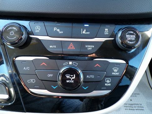 Used 2024 Chrysler Pacifica Touring-L image 28