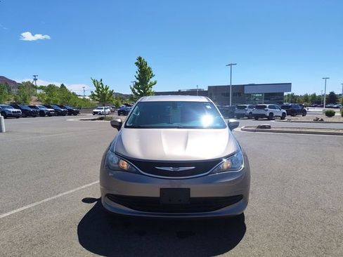 Used 2017 Chrysler Pacifica LX FWD image 8