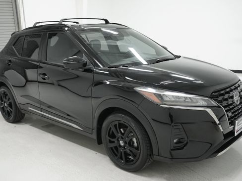 Used 2021 Nissan Kicks SR w/ SR Premium Package image 3