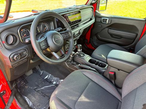 Certified 2026 Jeep Wrangler Unlimited Rubicon AWD/4WD image 21