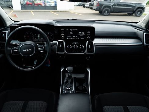 Used 2023 Kia Sorento LX AWD/4WD image 7