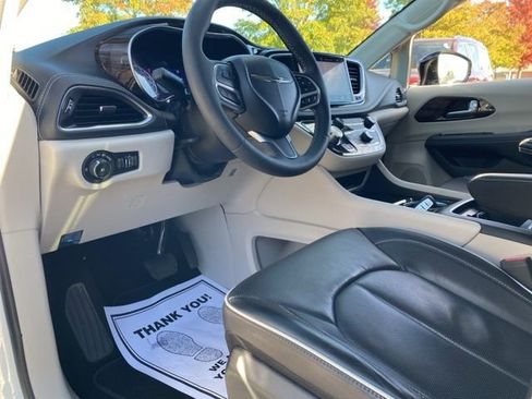 Used 2024 Chrysler Pacifica Limited image 21