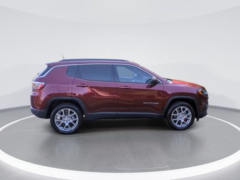 Used 2022 Jeep Compass Latitude AWD/4WD image 8