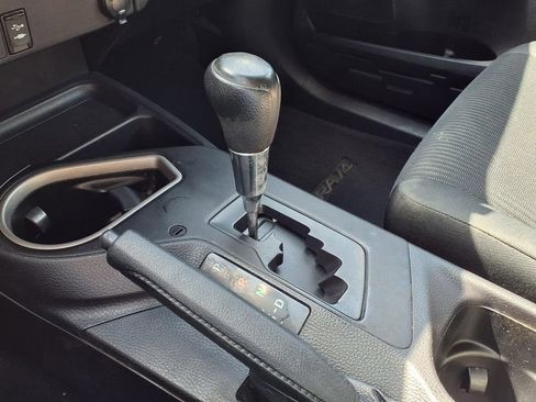 Used 2018 Toyota RAV4 LE FWD image 19