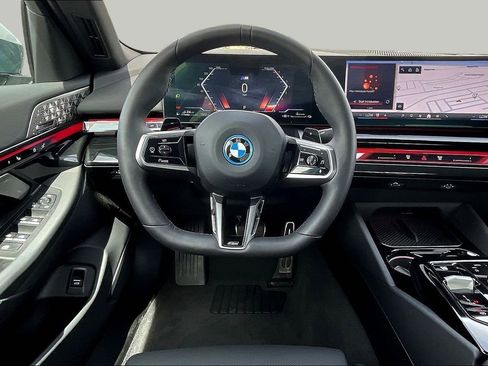 Used 2025 BMW 550e xDrive w/ Premium Package AWD/4WD image 8