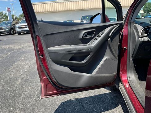 Used 2017 Chevrolet Trax LS FWD image 18