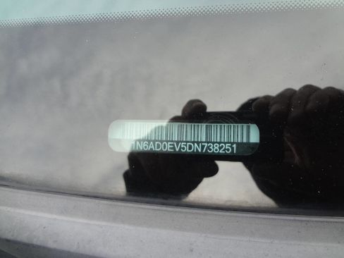 Used 2013 Nissan Frontier SL image 9