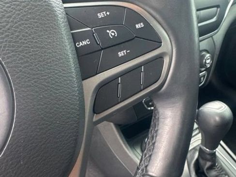 Used 2019 Jeep Cherokee Latitude Plus w/ Comfort/Convenience Group AWD/4WD image 18