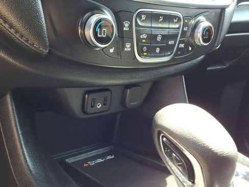 Used 2023 Chevrolet Traverse LT FWD image 13