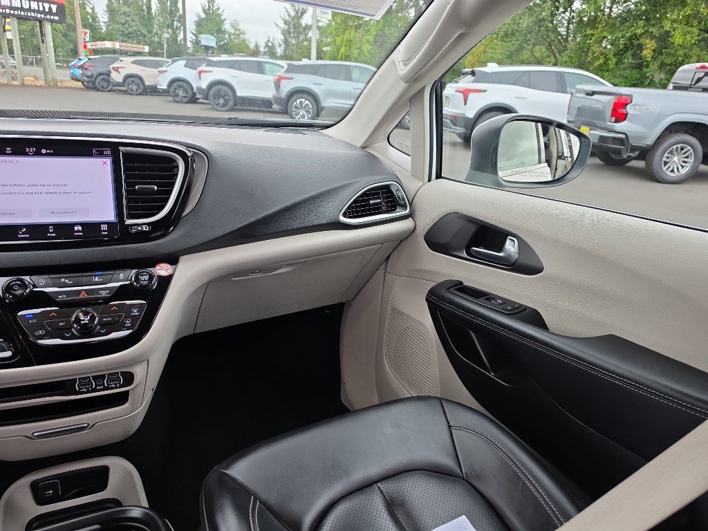 Used 2023 Chrysler Pacifica Touring-L FWD image 21
