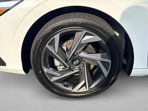 Certified 2025 Hyundai Elantra SEL image 10