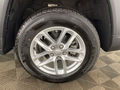 Used 2025 Jeep Grand Cherokee Laredo X w/ Luxury Tech Group I image 29