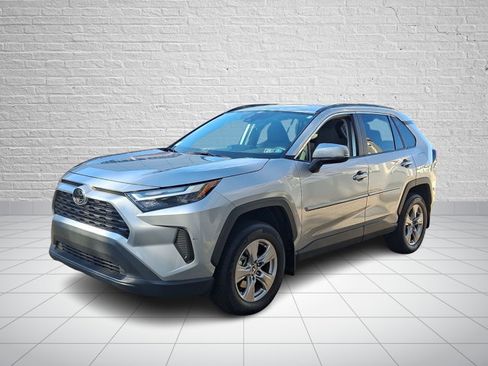 Used 2025 Toyota RAV4 XLE AWD/4WD image 3