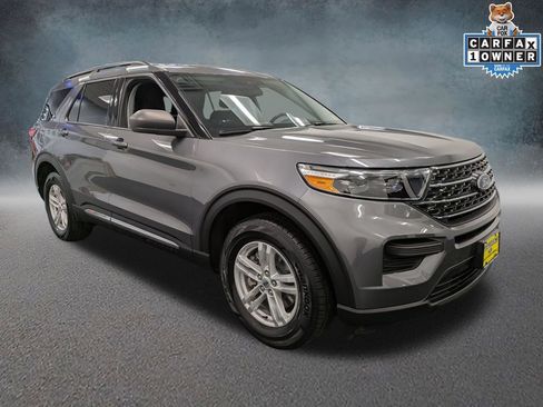 Used 2022 Ford Explorer XLT image 3