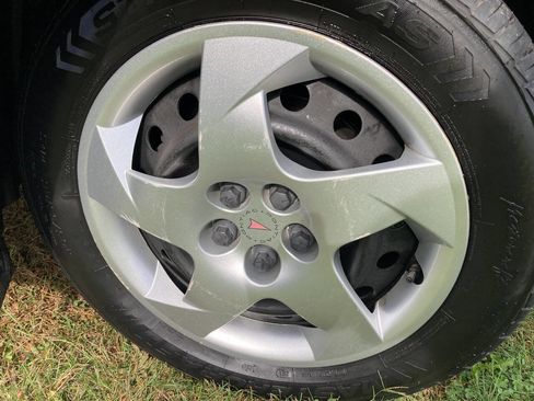 Used 2009 Pontiac Vibe w/ Preferred Package image 4