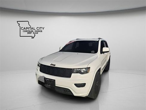 Used 2020 Jeep Grand Cherokee Altitude image 3