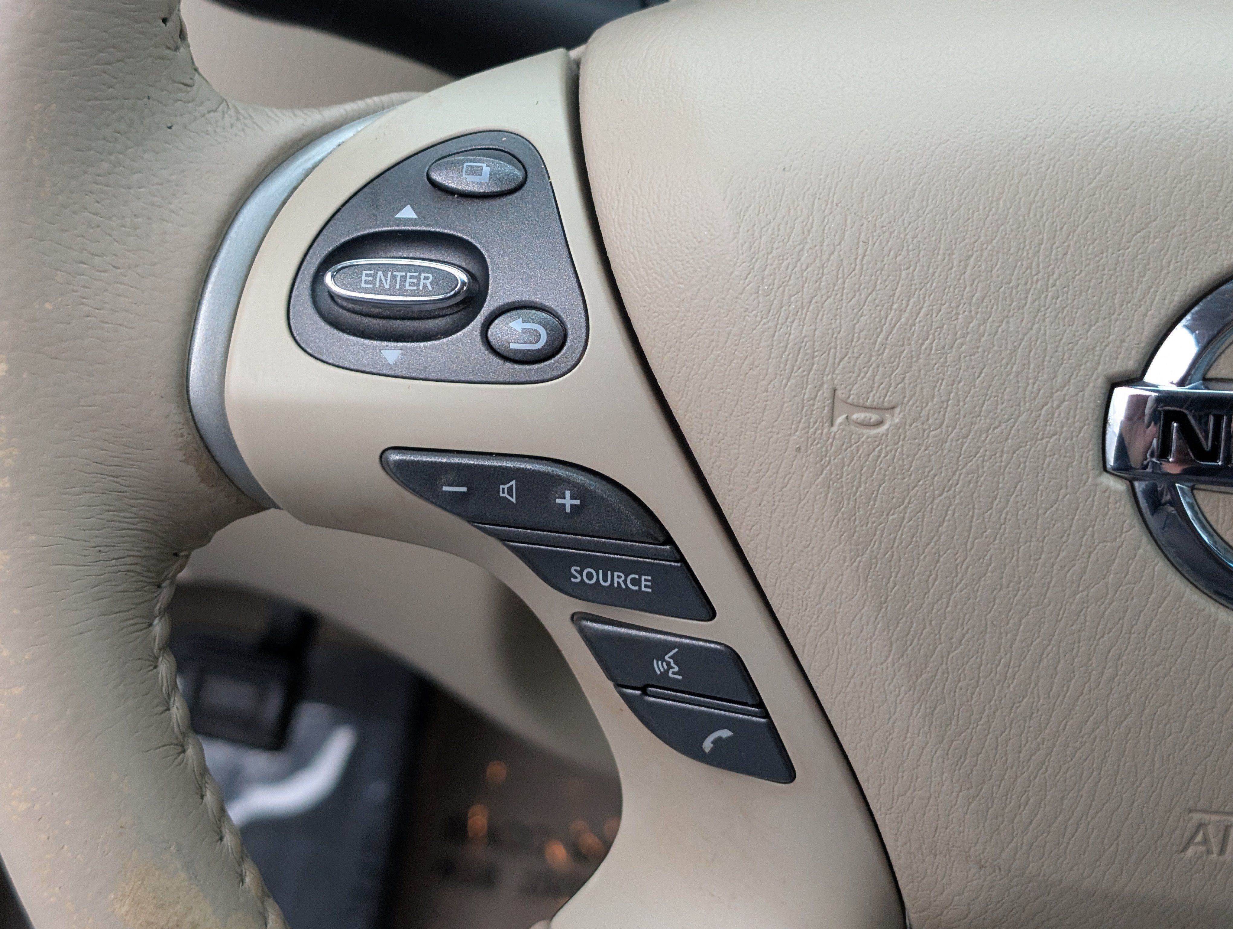 Used 2015 Nissan Pathfinder SL w/ SL Tech Package FWD image 25